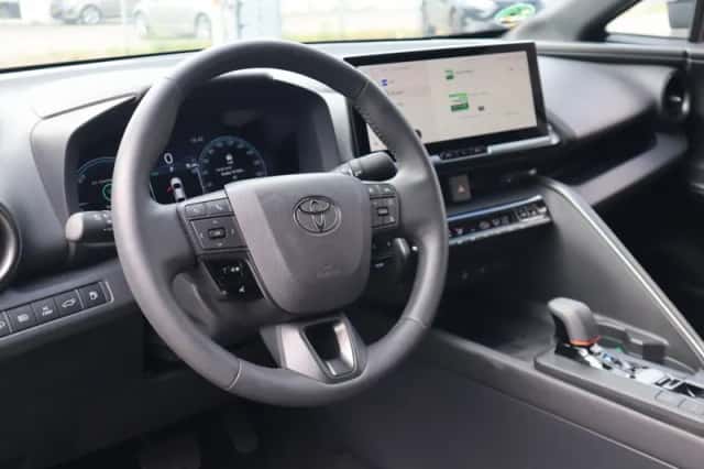 Toyota C-HR (2024) thumbnail 4