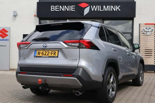 Toyota RAV4 (2021) thumbnail 2