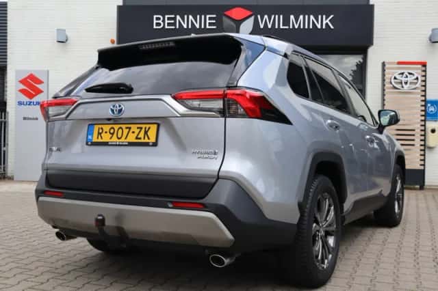 Toyota RAV4 (2022) thumbnail 2