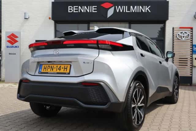 Toyota C-HR (2025) thumbnail 2