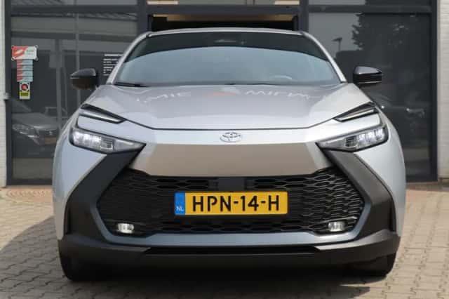 Toyota C-HR (2025) thumbnail 4