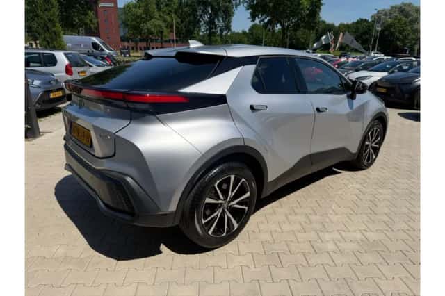 Toyota C-HR (2025) thumbnail 5