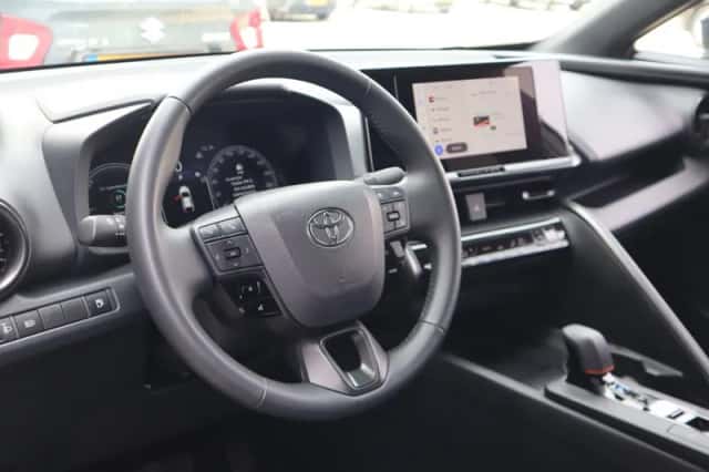 Toyota C-HR (2025) thumbnail 6