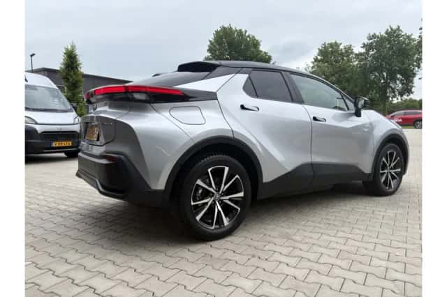 Toyota C-HR (2025) thumbnail 2