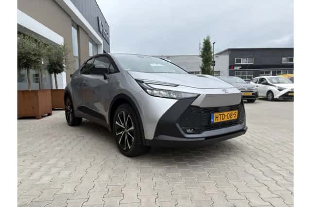 Toyota C-HR (2025) thumbnail 4