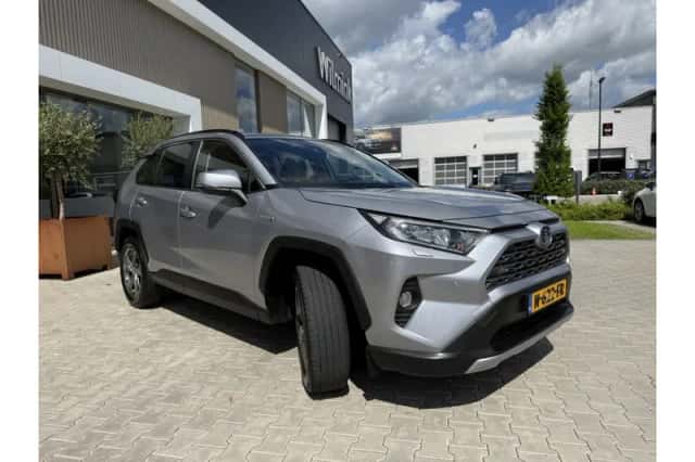 Toyota RAV4 (2021) thumbnail 3