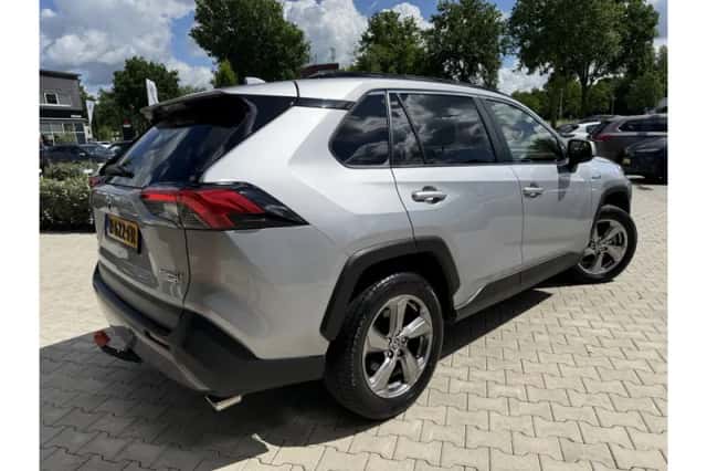 Toyota RAV4 (2021) thumbnail 4