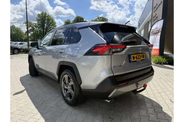 Toyota RAV4 (2021) thumbnail 5