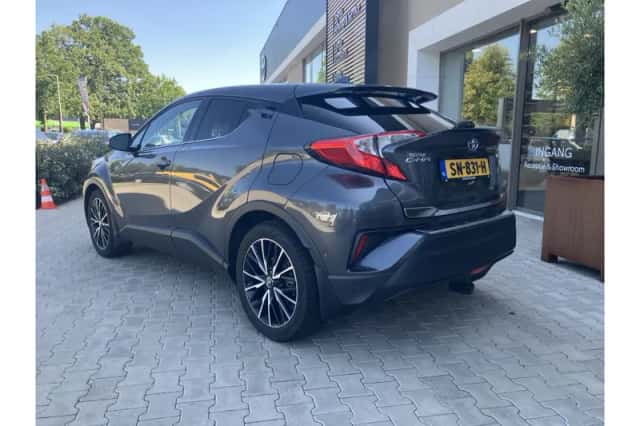 Toyota C-HR (2017) thumbnail 3