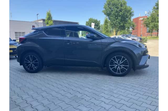 Toyota C-HR (2017) thumbnail 6