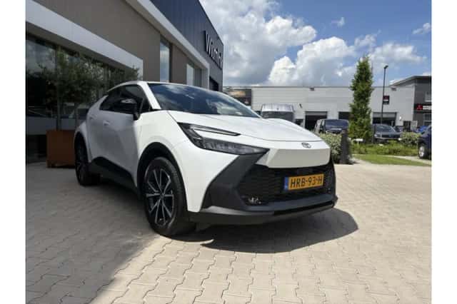 Toyota C-HR (2025) thumbnail 2