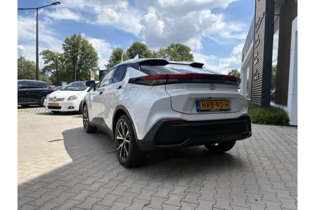 Toyota C-HR (2025) thumbnail 3