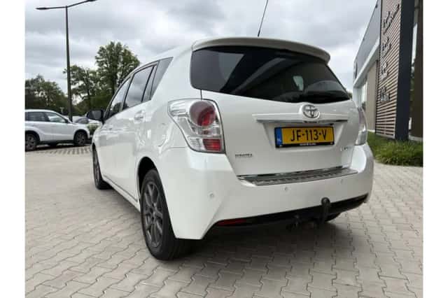 Toyota Verso (2016) thumbnail 3