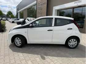 Toyota Aygo (2021) thumbnail 2