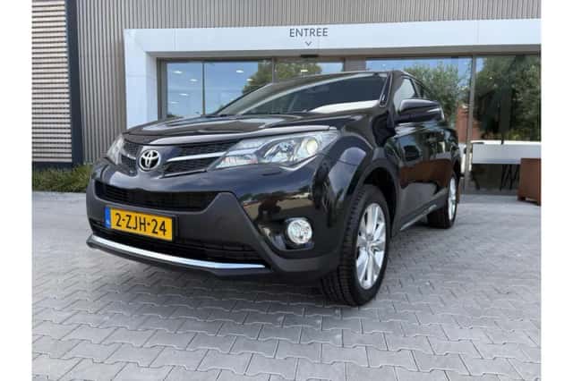 Toyota RAV4 (2015) thumbnail 1