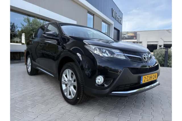 Toyota RAV4 (2015) thumbnail 2