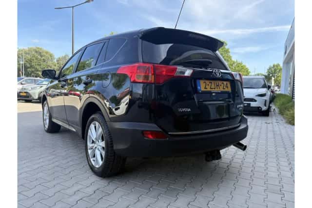 Toyota RAV4 (2015) thumbnail 3