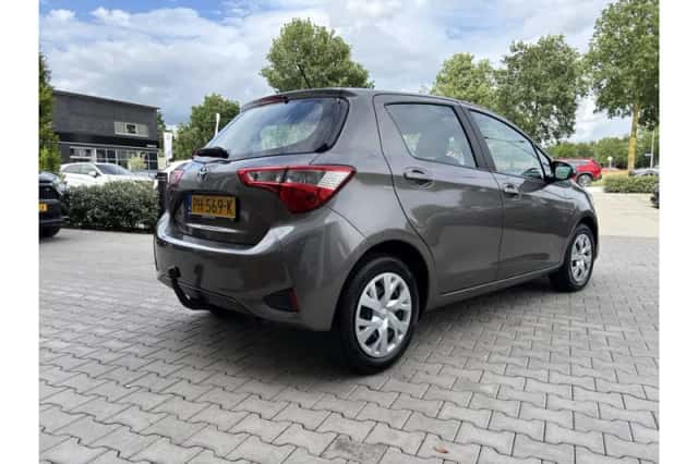 Toyota Yaris (2017) thumbnail 2
