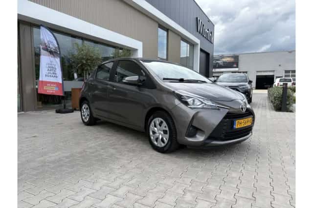 Toyota Yaris (2017) thumbnail 3