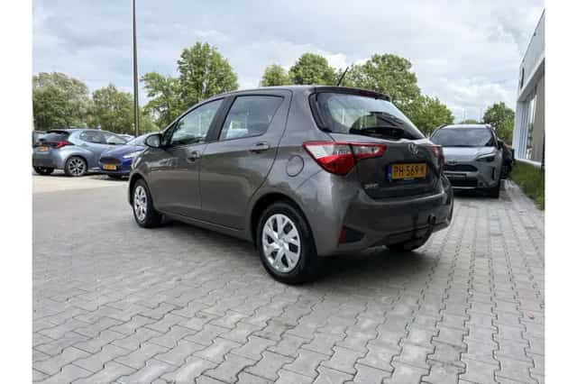 Toyota Yaris (2017) thumbnail 4