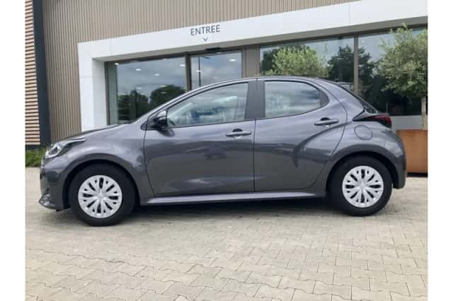 Toyota Yaris (2022) thumbnail 2