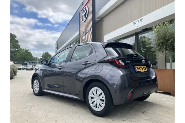 Toyota Yaris (2022) thumbnail 3
