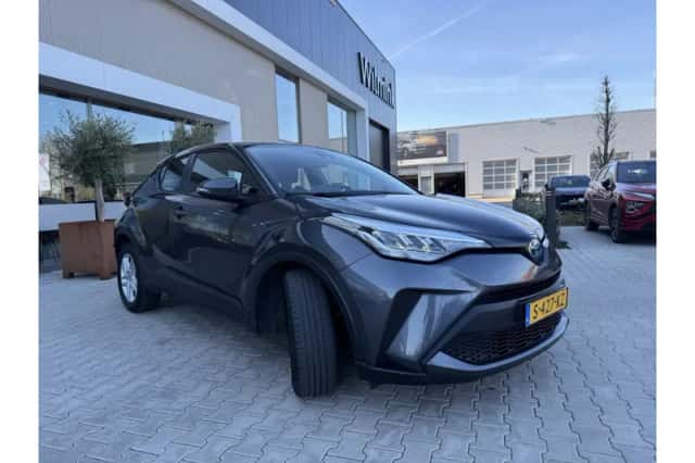 Toyota C-HR (2023) thumbnail 3