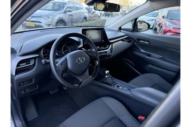 Toyota C-HR (2023) thumbnail 4