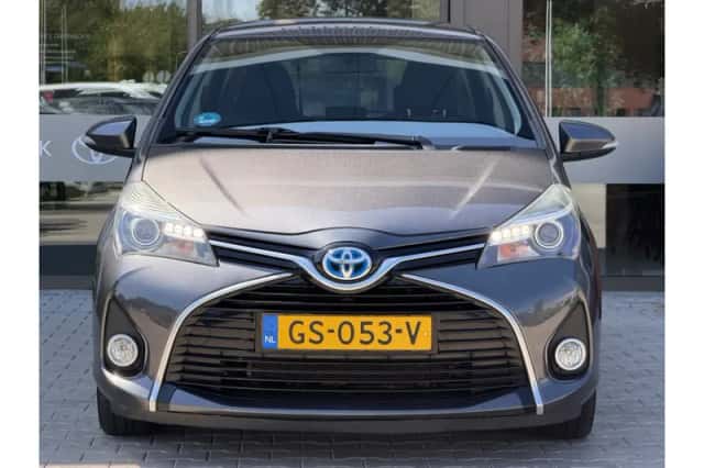 Toyota Yaris (2015) thumbnail 2