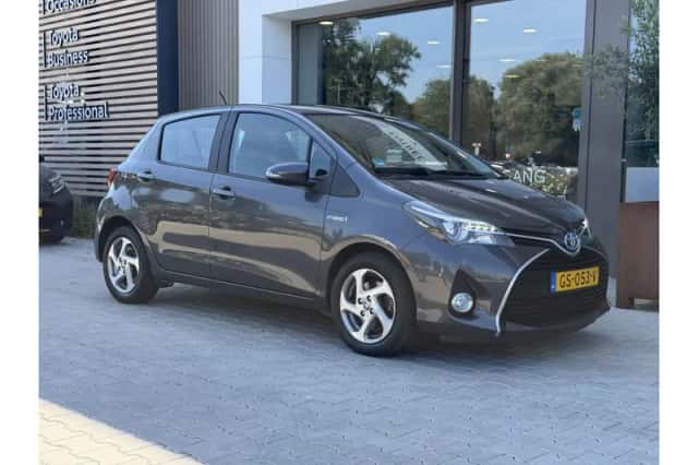 Toyota Yaris (2015) thumbnail 3