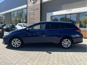 Toyota Auris (2017) thumbnail 2
