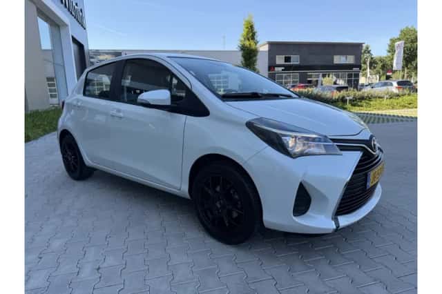 Toyota Yaris (2016) thumbnail 3