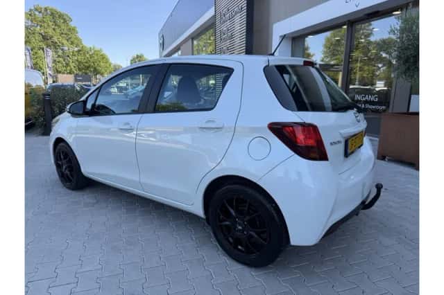 Toyota Yaris (2016) thumbnail 5