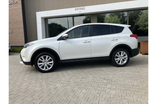 Toyota RAV4 (2015) thumbnail 2