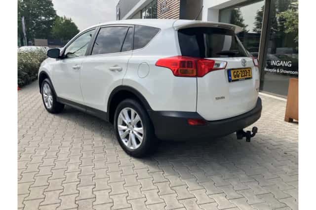 Toyota RAV4 (2015) thumbnail 3