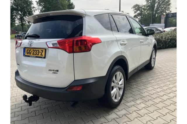 Toyota RAV4 (2015) thumbnail 5