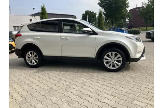Toyota RAV4 (2015) thumbnail 6