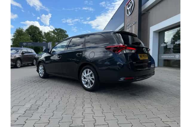 Toyota Auris (2016) thumbnail 2
