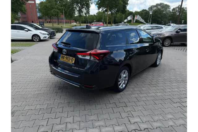 Toyota Auris (2016) thumbnail 4