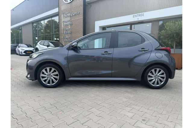 Toyota Yaris (2023) thumbnail 2