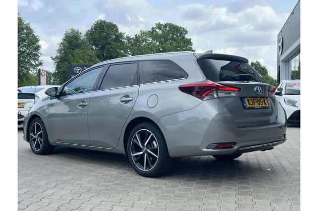 Toyota Auris (2017) thumbnail 2