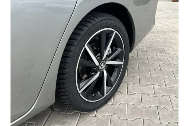 Toyota Auris (2017) thumbnail 6
