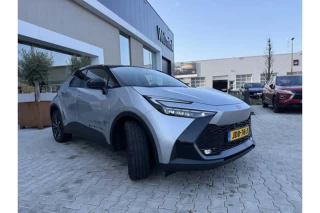 Toyota C-HR (2025) thumbnail 3