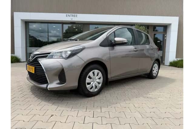Toyota Yaris (2015) thumbnail 1
