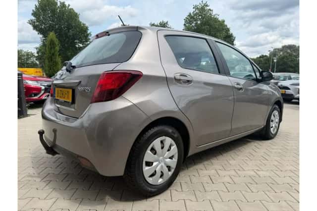 Toyota Yaris (2015) thumbnail 2