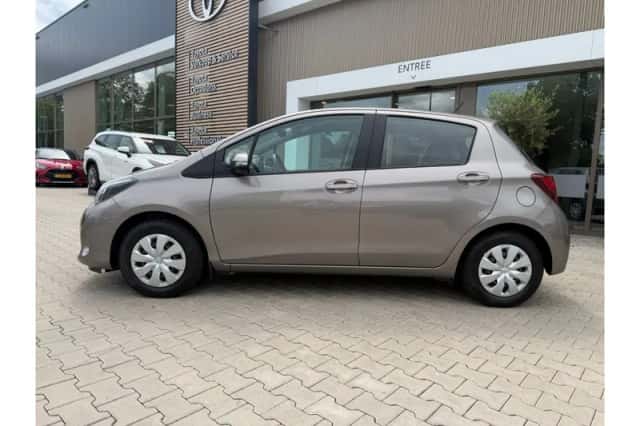 Toyota Yaris (2015) thumbnail 3