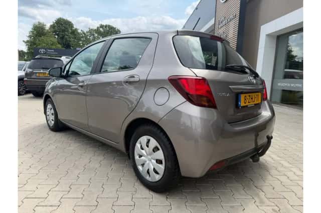 Toyota Yaris (2015) thumbnail 4