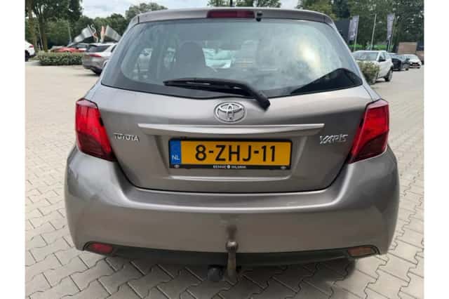 Toyota Yaris (2015) thumbnail 5
