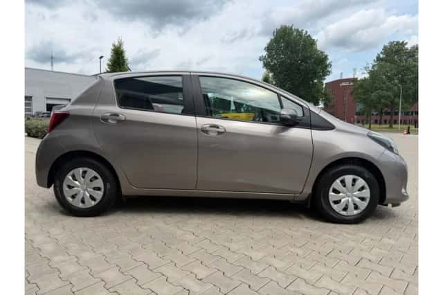 Toyota Yaris (2015) thumbnail 6