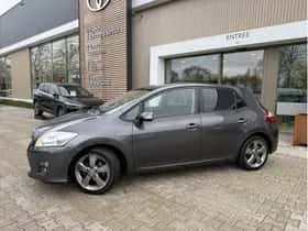 Toyota Auris (2012) thumbnail 2